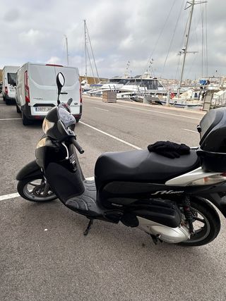 Honda SH 300 Scooter Negra