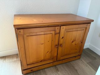 Mueble bajo y estantería de madera estilo rústico