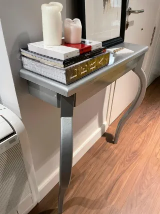 Recibidor plateado de madera