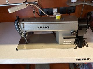 Máquina de coser industrial Juki DDL-5550 con mesa