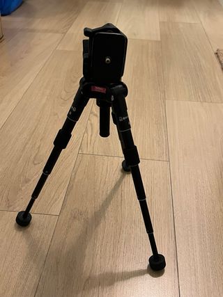Trípode Velbon muy pequeño y ligero