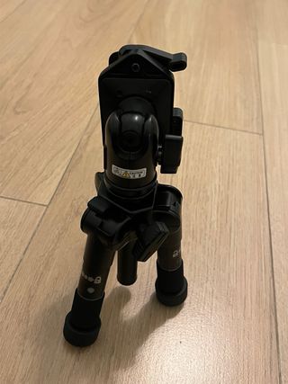 Trípode Velbon muy pequeño y ligero