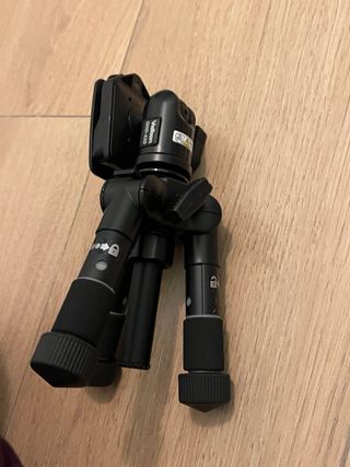 Trípode Velbon muy pequeño y ligero