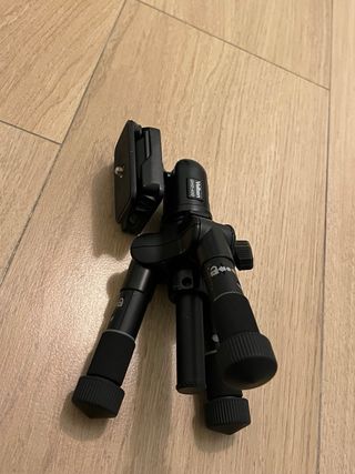 Trípode Velbon muy pequeño y ligero