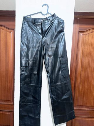 Pantalones cargo efecto piel negros