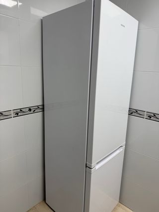 Nevera blanca con cajones