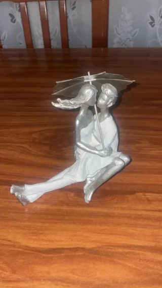 Figura pareja bajo paraguas