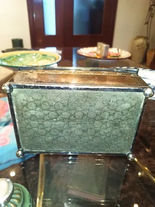 Antigua purera latón plateado y madera interior.