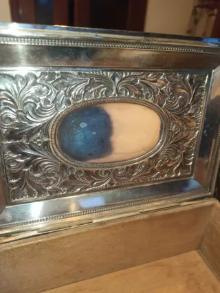 Antigua purera latón plateado y madera interior.