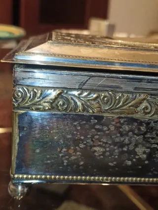 Antigua purera latón plateado y madera interior.