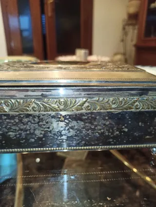 Antigua purera latón plateado y madera interior.