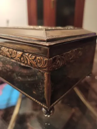 Antigua purera latón plateado y madera interior.