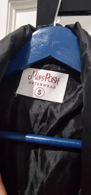 Chaqueta acolchada negra con rayas