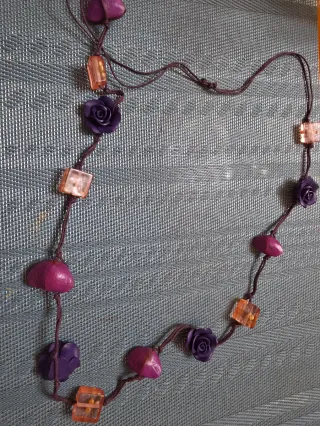 Collar morado y naranja con flores