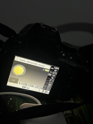 Cámara Nikon D1500 con objetivo