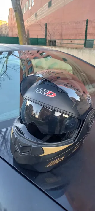 Casco Integral Negro con Detalles Dorados