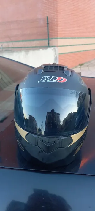 Casco Integral Negro con Detalles Dorados
