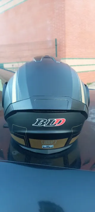 Casco Integral Negro con Detalles Dorados