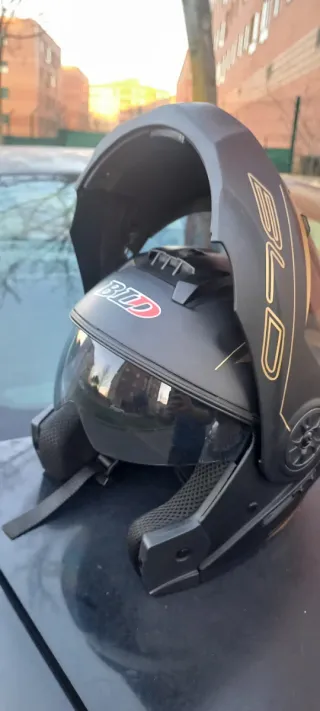 Casco Integral Negro con Detalles Dorados