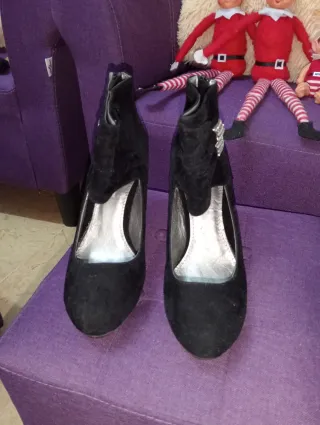 Zapatos de tacón negros con lazo