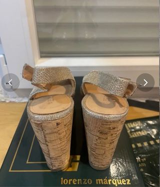 Sandalias cuña doradas y plateadas