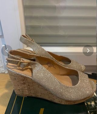 Sandalias cuña doradas y plateadas