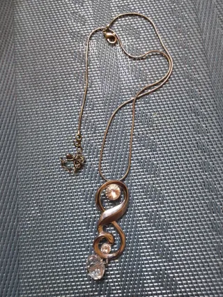 Collar con colgante de cristal