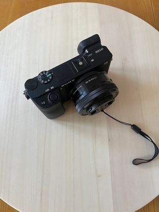 Sony a6300 4K + objetivo 16-50 + micrófono y acces