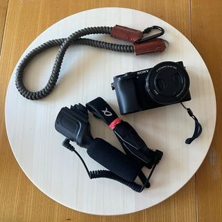 Sony a6300 4K + objetivo 16-50 + micrófono y acces