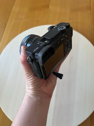 Sony a6300 4K + objetivo 16-50 + micrófono y acces