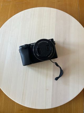 Sony a6300 4K + objetivo 16-50 + micrófono y acces