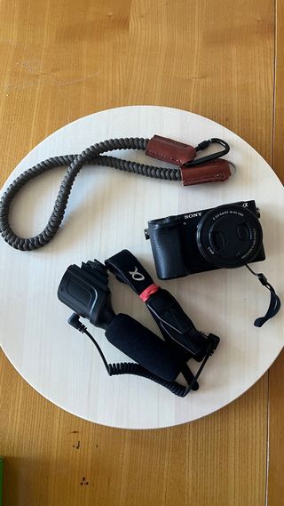 Sony a6300 4K + objetivo 16-50 + micrófono y acces