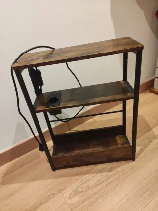 Mesa auxiliar con enchufe y USB