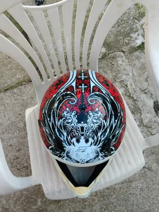 Casco de moto con diseño rojo y blanco