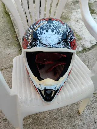 Casco de moto con diseño rojo y blanco