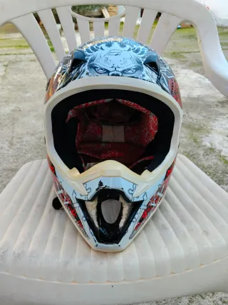 Casco de moto con diseño rojo y blanco