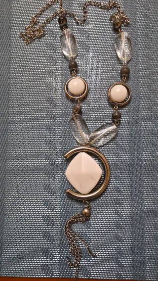 Collar plateado con colgante blanco