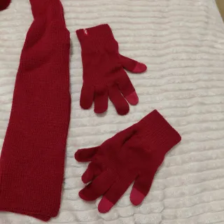 Bufanda y guantes Levi's granate y amarillo