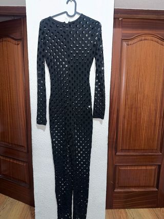 Mono negro con agujeros