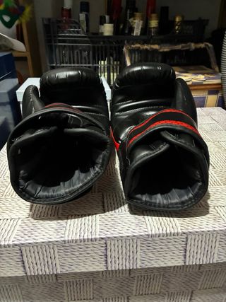 Guantes de boxeo DOONE negros y rojos