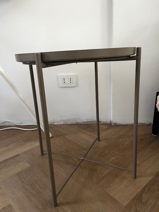 Tavolino rotondo in metallo