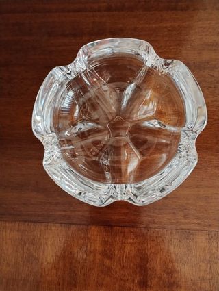 2 Ceniceros de cristal uno ellos con una figura