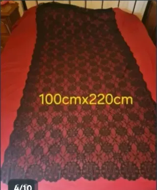 Mantilla madrina, peineta marrón y guantes negros