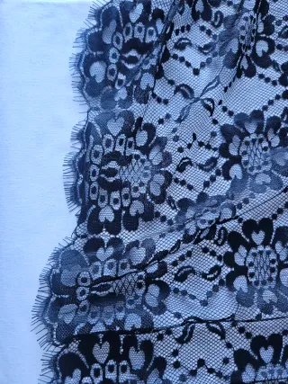 Mantilla madrina, peineta marrón y guantes negros