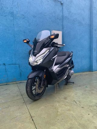 Honda Forza 300 Scooter Negro/Plata