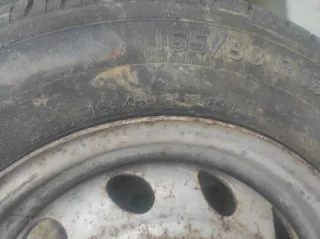 Neumático Michelin 165/80 R13 con llanta