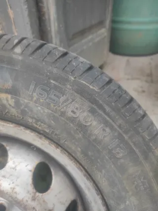 Neumático Michelin 165/80 R13 con llanta