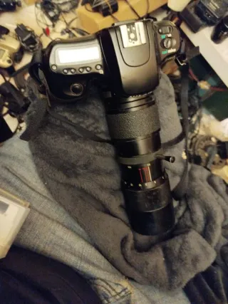 Cámara Nikon 50 con 85-205mm manual