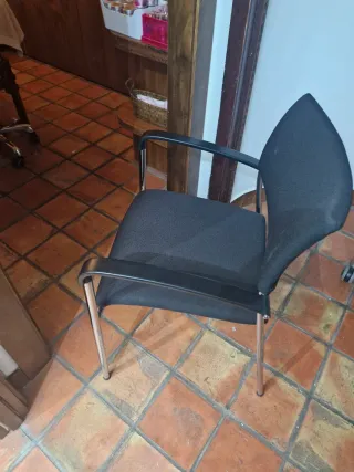 Silla de oficina negra y plateada