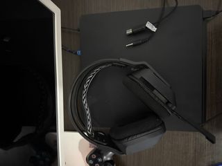 PS4 Slim 500GB + 2 Juegos + Mando + Cascos